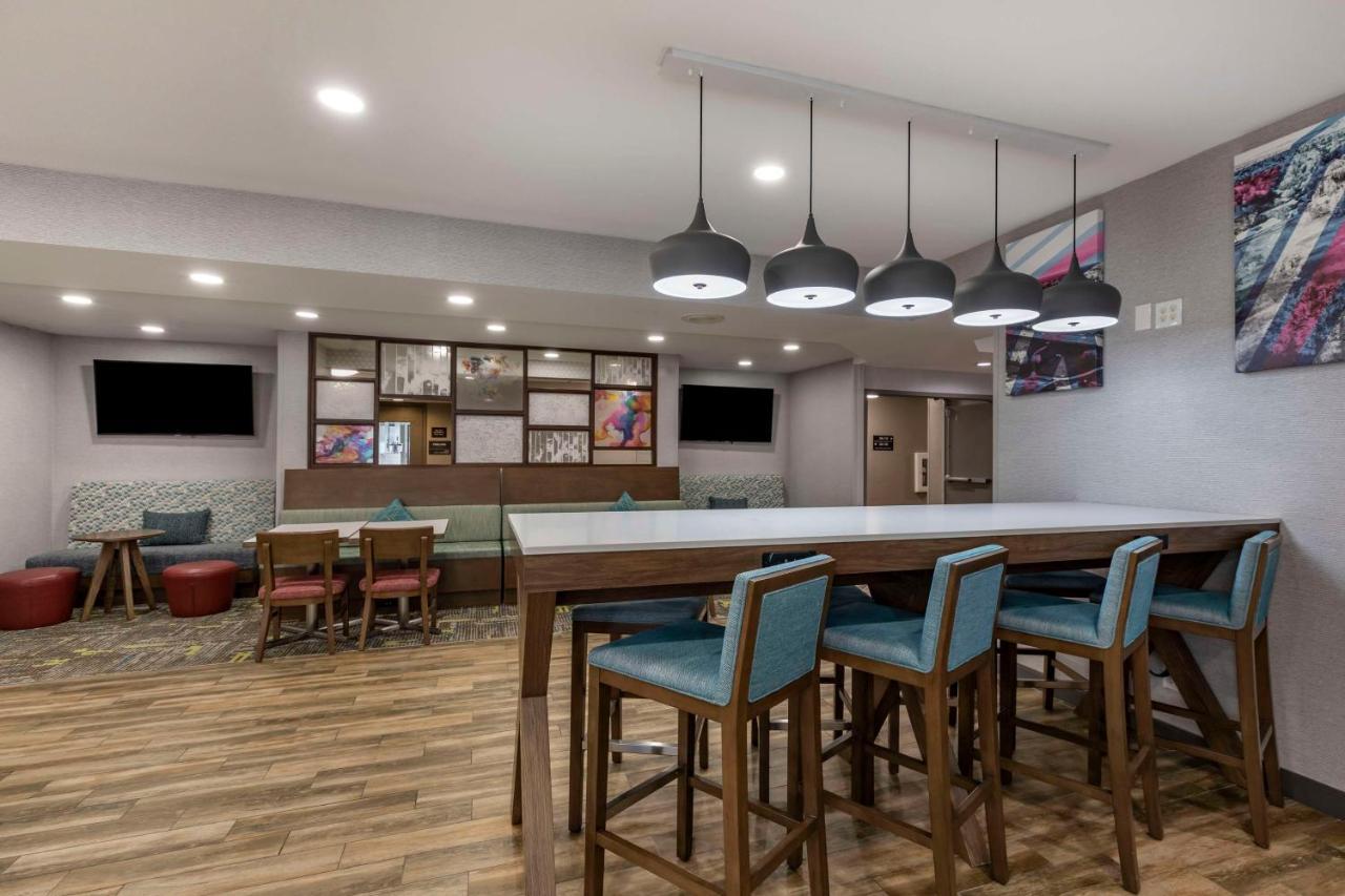 Hampton Collins Hotel 3*