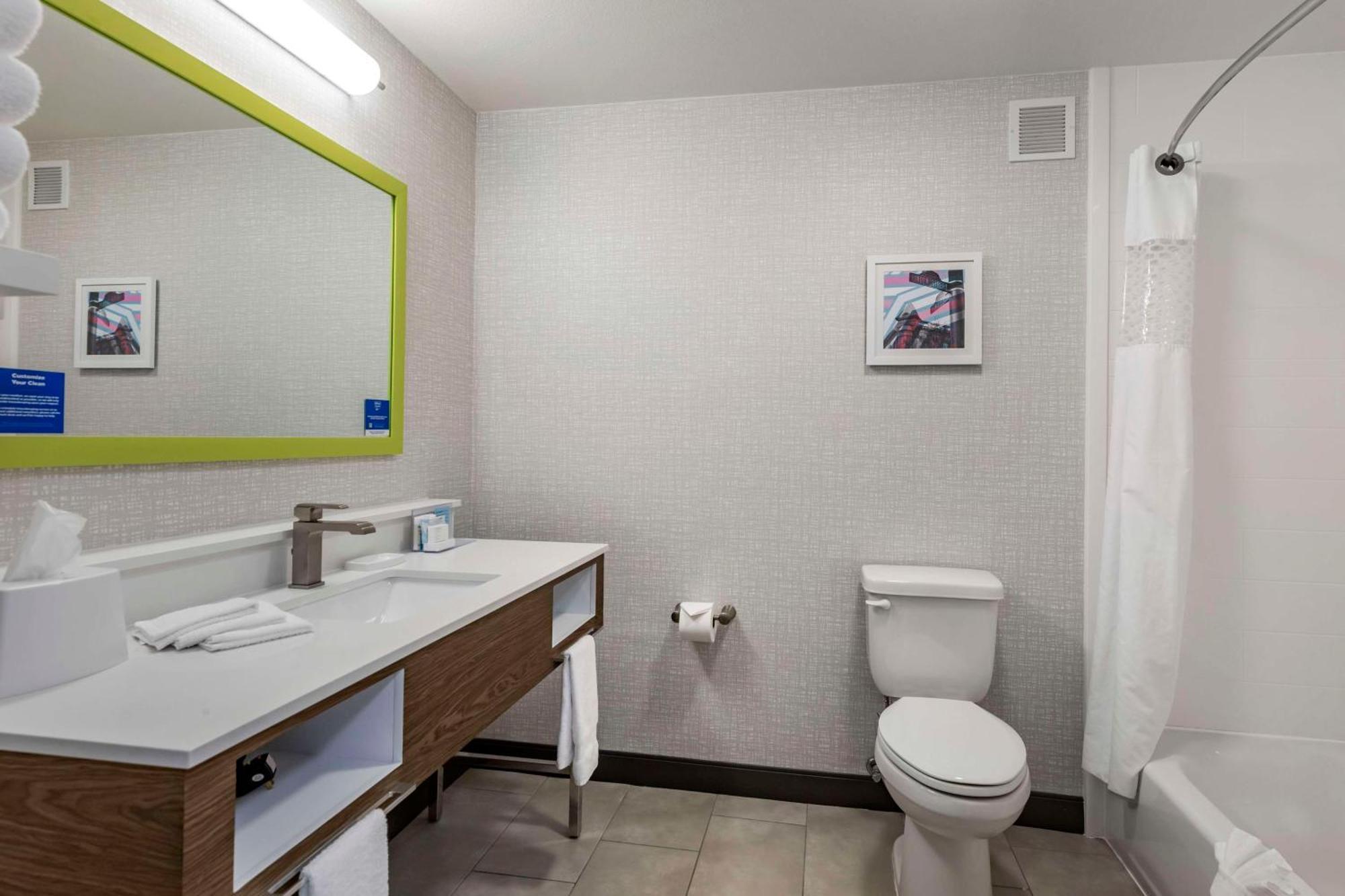 Hampton Collins Hotel 3*