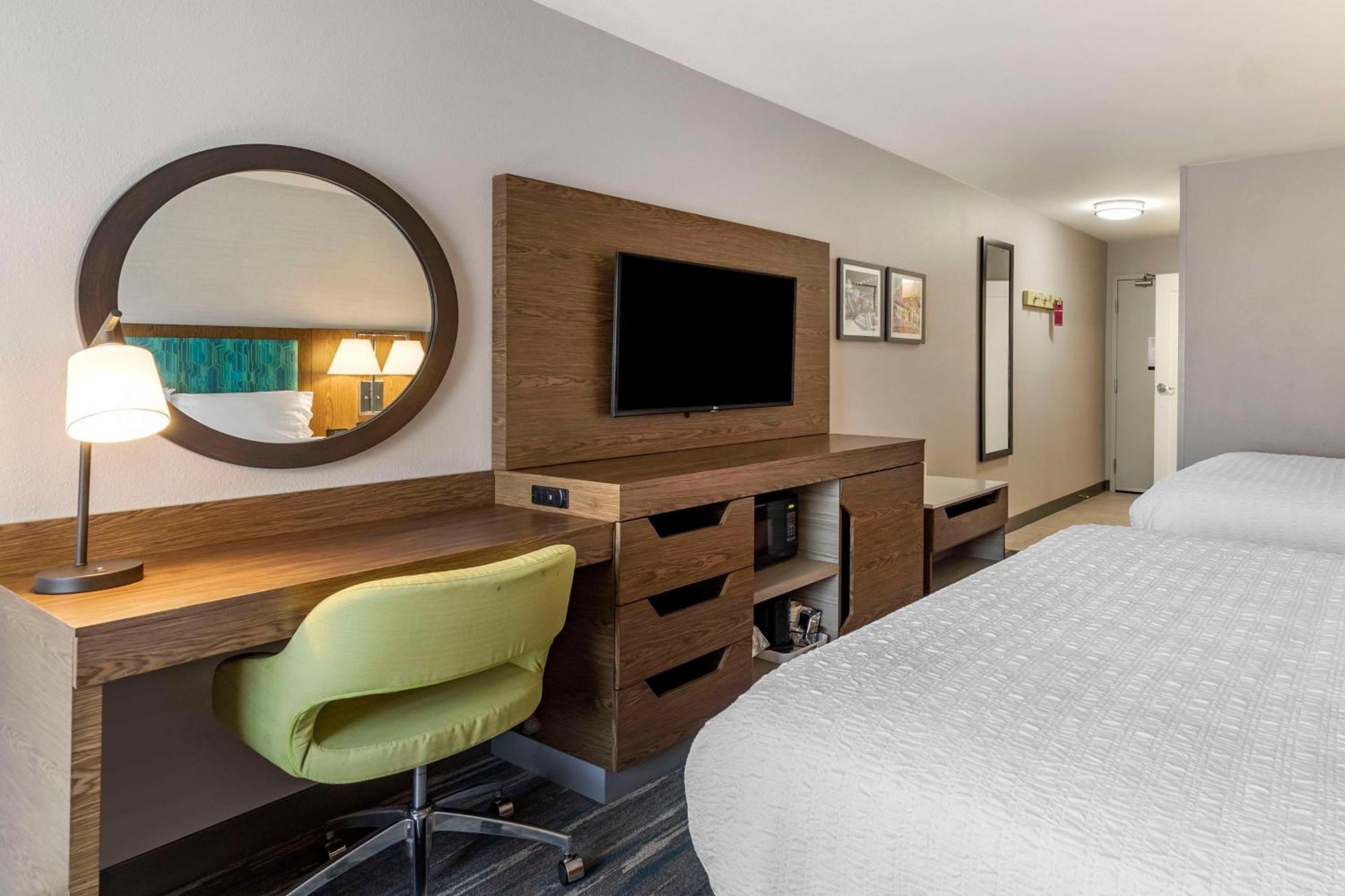 Hampton Collins Hotel 3*